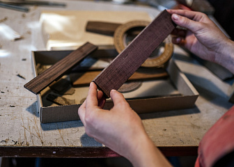 Сборщик-монтажник щипковых инструментов